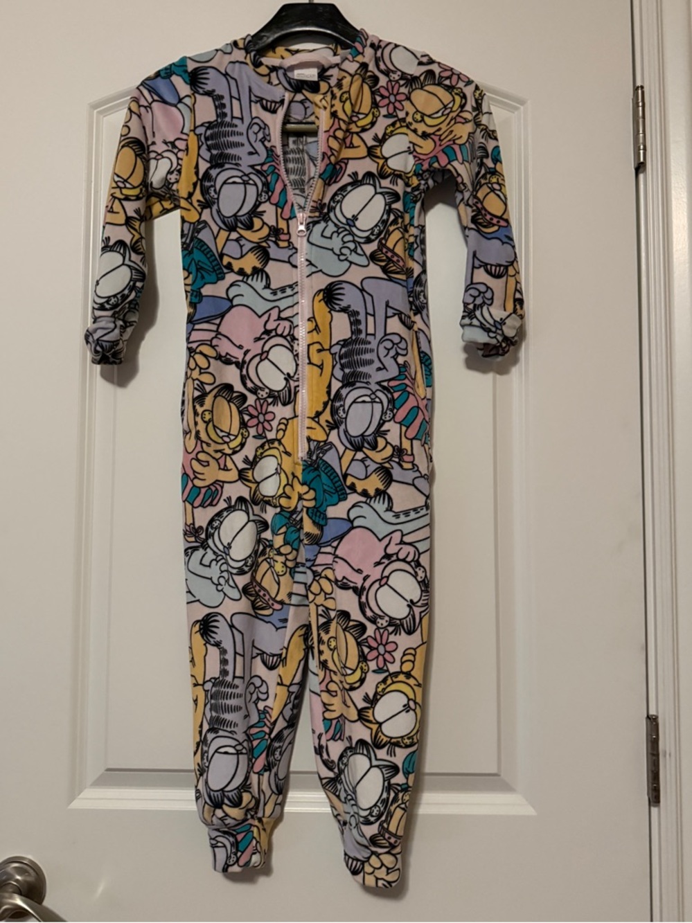 Garfield Kids size 5-6 Pastel Cartoon Zip-Up Kids one piece, no footies. NWOT.